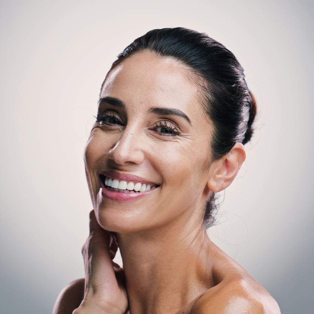 Schöne, dunkelhaarige Frau, mit schöner Ausstrahlung nach einem Facelift.
