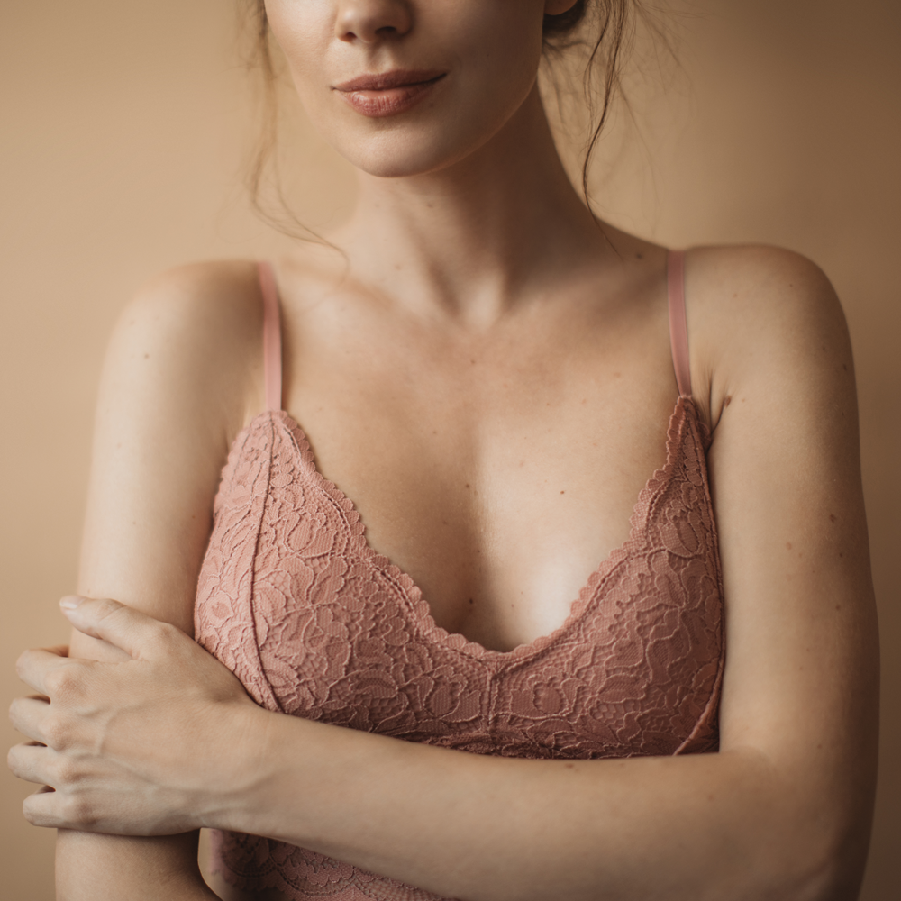 Junge Frau, mit einer harmonischen Brustform, nach einer Bruststraffung in Hamburg.
