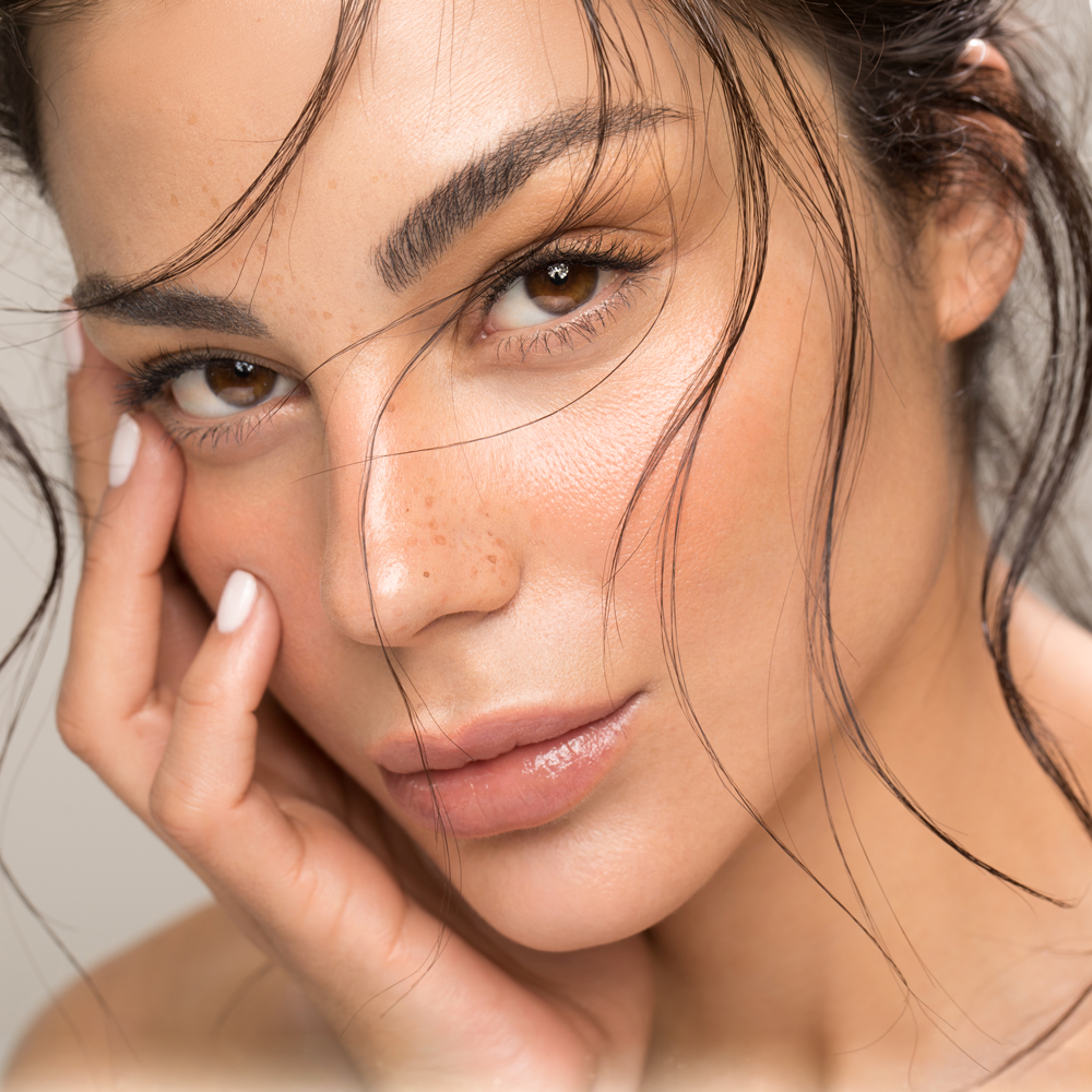 Zufriedene, junge Patientin, mit frischem Aussehen, nach einer Gesichtsbehandlung mit Botox.
