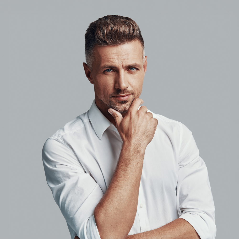 Schöner, glücklicher Mann, nach einer Gesichtsbehandlung.