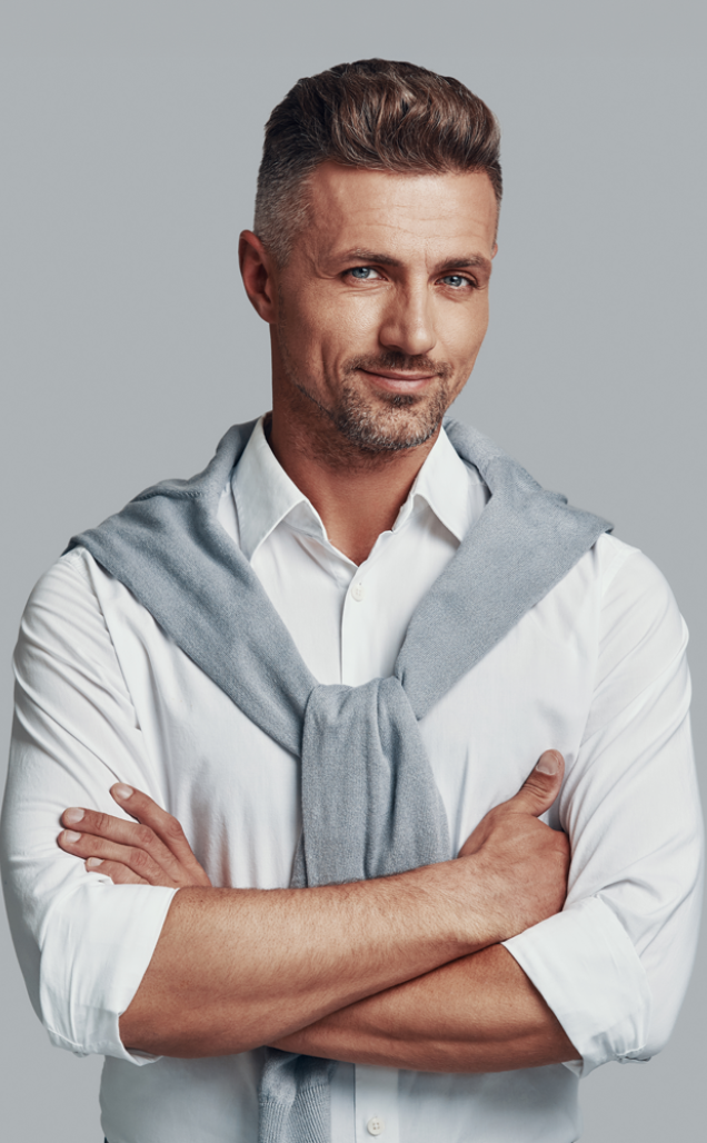 Schöner, reifer Mann, mit strahlendem Blick nach einer Gesichtsbehandlung.